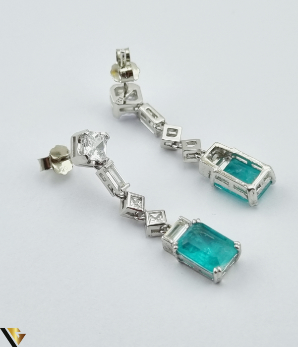 Cercei din argint 925 4.04 grame Cristale de zirconiu Piatra Paraiba, cu fatetare " Emerald Cut", cu dimensiunea de 8.04 mm / 5.94 mm Lungimea este de 33.05 mm Latimea este de 6.6 mm Produs NOU, Rodiat Marcaj cu titlul "925" Locatie HARLAU [3]