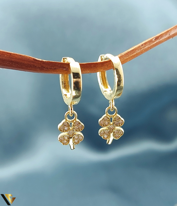 Cercei din aur 14k, Cristale de zirconiu, trifoi Greutate: 2.60 grame Lungime: 24 mm Latime: 7 mm Marcaj / titlu: ''585'' Locatie: Bacau Calea Republicii Tel: 0758108978 [1]