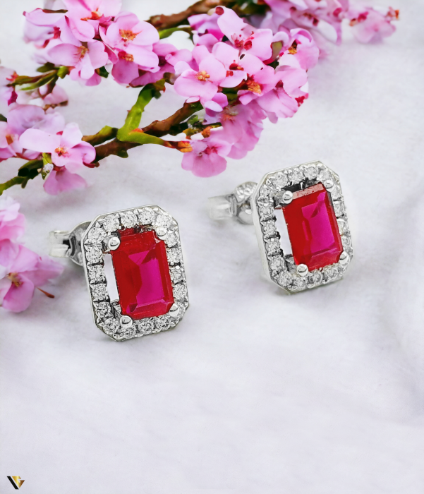 Cercei Aur alb 14K  Greutate : 2.01 grame Diamante "Briliant Cut", totalizand 0.24 ct  Stralucire intensa, avand claritate "SI" si culoare "G" Rubin central "Emerald cut " de 0.60 ct fiecare , totalizand 1.20 ct , cu dimensiuni de 6 mm / 4 mm  Lungime : 4.70 mm Marcaj cu titlul "585"  Locatie Bacau Calea Marasesti Contact : 0756943079 [2]