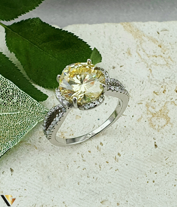 Inel argint, Cristale de zirconiu Greutate: 4.85 grame Latime: 13 mm Diametru: 18.00 mm Marime: UE 16 / RO 56 ( circumferinta) Marcaj / titlu "925" Locatie: Bacau Calea Marasesti Tel: 0756943079 [1]