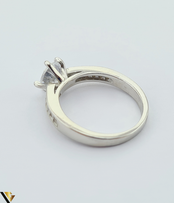 Inel din argint, 925 3.43 grame Latime inel 7mm Diametrul inelului este de 17.2mm (masura standard RO:54 si UE: 17) Cristale de zirconiu Marcaj cu titlul "925" Locatie HARLAU [3]