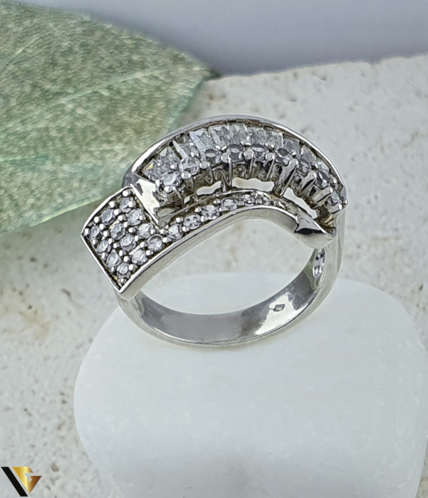 Inel argint, Cristale de zirconiu Greutate: 5.25 grame Latime: 11 mm Diametru: 17.25 mm Marime: UE 14 / RO 54 ( circumferinta) Marcaj / titlu "925" Locatie: Bacau Calea Marasesti Tel: 0756943079 [1]