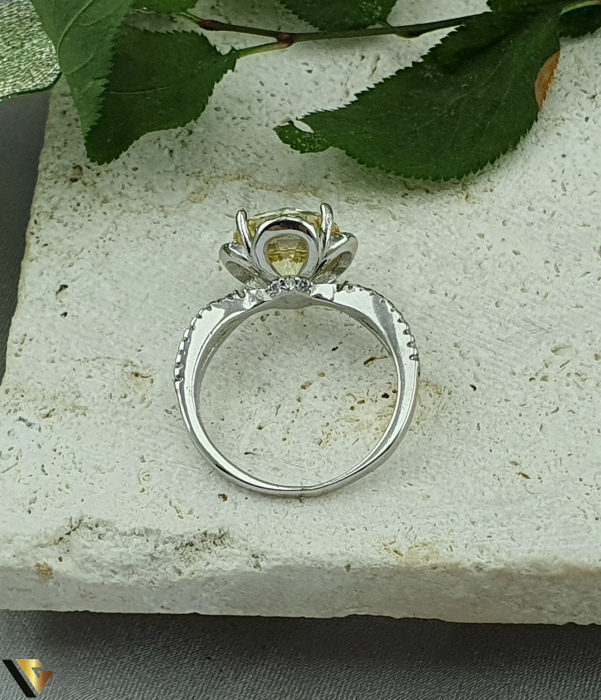 Inel argint, Cristale de zirconiu Greutate: 4.85 grame Latime: 13 mm Diametru: 18.00 mm Marime: UE 16 / RO 56 ( circumferinta) Marcaj / titlu "925" Locatie: Bacau Calea Marasesti Tel: 0756943079 [3]