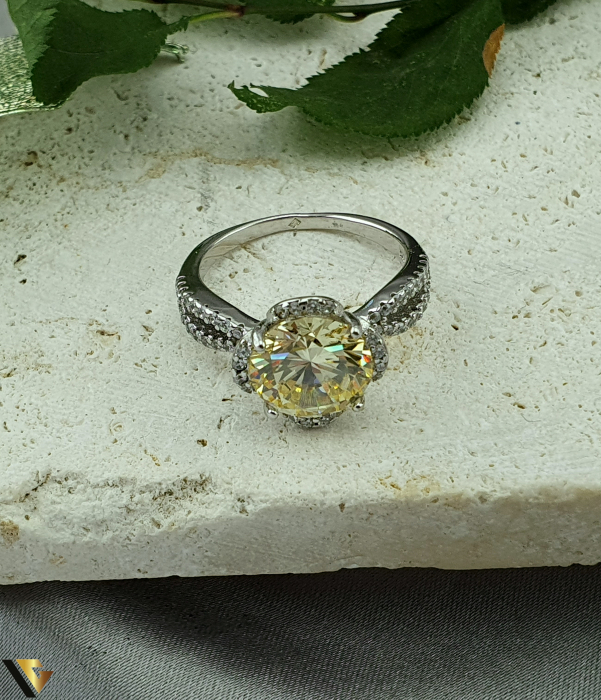 Inel argint, Cristale de zirconiu Greutate: 4.85 grame Latime: 13 mm Diametru: 18.00 mm Marime: UE 16 / RO 56 ( circumferinta) Marcaj / titlu "925" Locatie: Bacau Calea Marasesti Tel: 0756943079 [2]