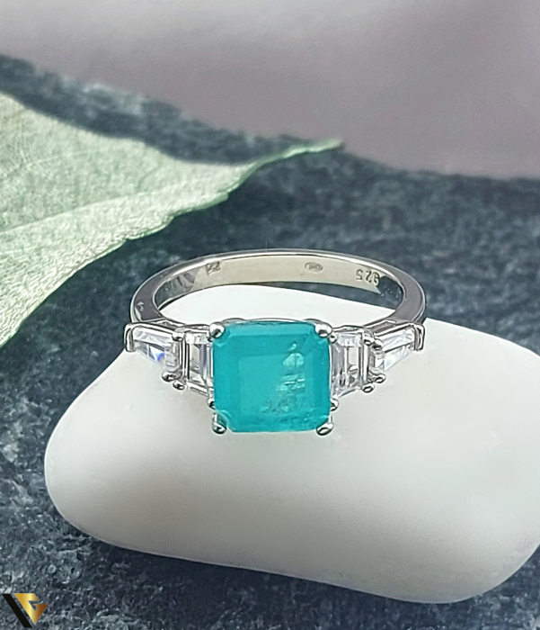 Inel din argint 925 , Paraiba si Zirconiu, VERDE TURCOAZ, ELEGANT Greutate: 3.22 grame Latime: 8 mm Diametru: 18 mm  Masura:  UE 17 / RO 57 (circumferinta) Marcaj / titlu: "925" Locatie Bacau Calea Republicii Tel: 0758108978 [2]