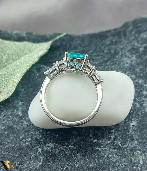 Inel din argint 925 , Paraiba si Zirconiu, VERDE TURCOAZ, ELEGANT Greutate: 3.22 grame Latime: 8 mm Diametru: 18 mm  Masura:  UE 17 / RO 57 (circumferinta) Marcaj / titlu: "925" Locatie Bacau Calea Republicii Tel: 0758108978 [3]