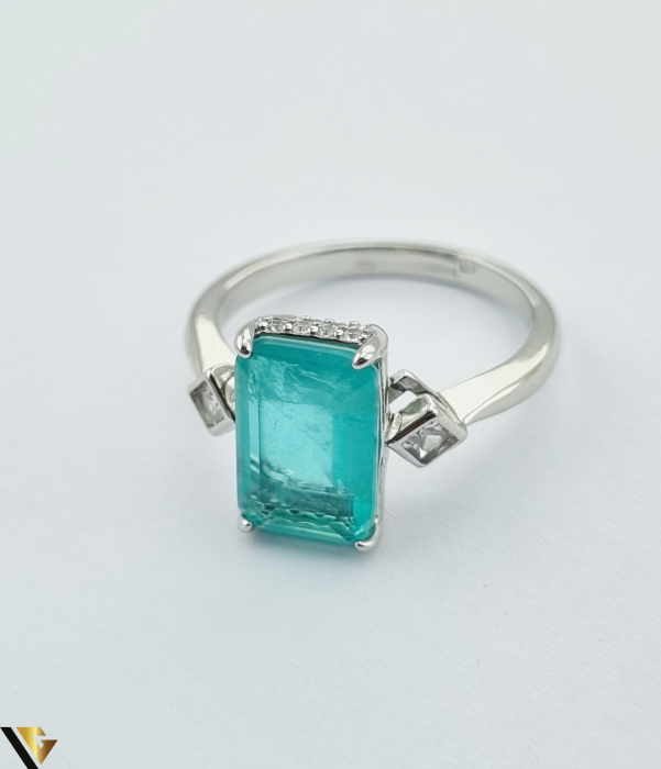 Inel din argint, 925 4.02 grame Piatra Paraiba, cu fatetare avand dimensiuni de 8 mm / 12 mm Stralucire deosebita, cu nuante de turcoaz neon Anturaj cu cristale de zirconiu Diametrul inelului este de 19 mm, masura UE:20, masura standard RO:60 (circumferinta) Latime maxima 13 mm Produs Nou Marcaj cu titlul "925" Locatie HARLAU  * * * * * * * * * * * * * [2]