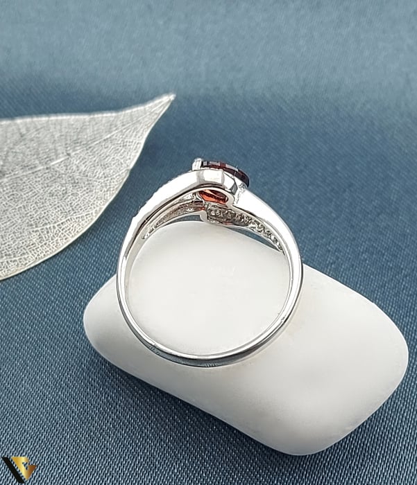 Inel argint 925, Granat si Zirconiu, Piatra rosie, visinie, semipretioasa, inel elegant Greutate: 2.79 grame Latime: 11 mm Diametru: 18 mm Masura: UE 17 /  RO  57 (circumferinta) Marcaj / titlu: "925" Locatie: Bacau Calea Republicii Tel: 0758108978 [3]
