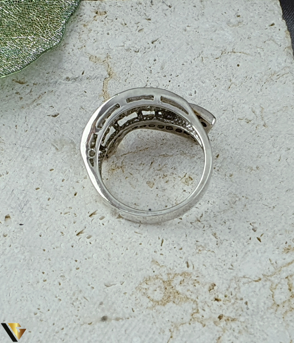 Inel argint, Cristale de zirconiu Greutate: 5.25 grame Latime: 11 mm Diametru: 17.25 mm Marime: UE 14 / RO 54 ( circumferinta) Marcaj / titlu "925" Locatie: Bacau Calea Marasesti Tel: 0756943079 [2]