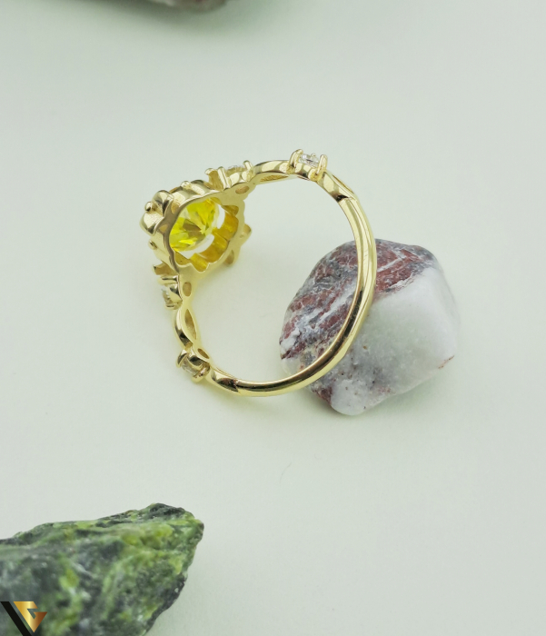 Inel din aur 14k Greutate: 2.25 grame Cristale de zirconiu Latime maxima superioara 12 mm Diametrul inelului este de 17 mm Masura UE: 14 si RO: 54 (circumferinta) Marcaj cu titlul "585" Locatie Harlau : 0723 353 111 [3]