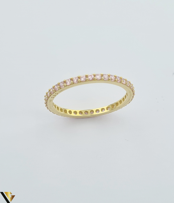 Inel din aur 14k, 585 1.64grame Latime inelului la partea superioara este de 1.8mm Diametrul inelului este de 18.8mm Masura standard RO:59 si UE: 19 Cristale de zirconiu Marcaj cu titlul "585" Locatie Harlau     . [3]