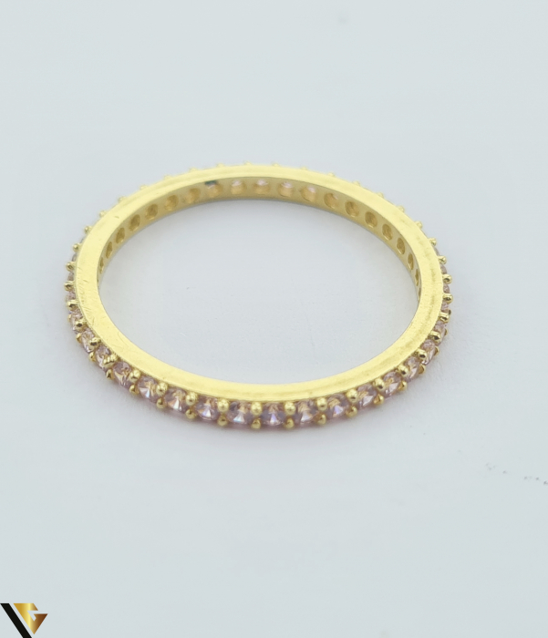 Inel din aur 14k, 585 1.64grame Latime inelului la partea superioara este de 1.8mm Diametrul inelului este de 18.8mm Masura standard RO:59 si UE: 19 Cristale de zirconiu Marcaj cu titlul "585" Locatie Harlau     . [2]