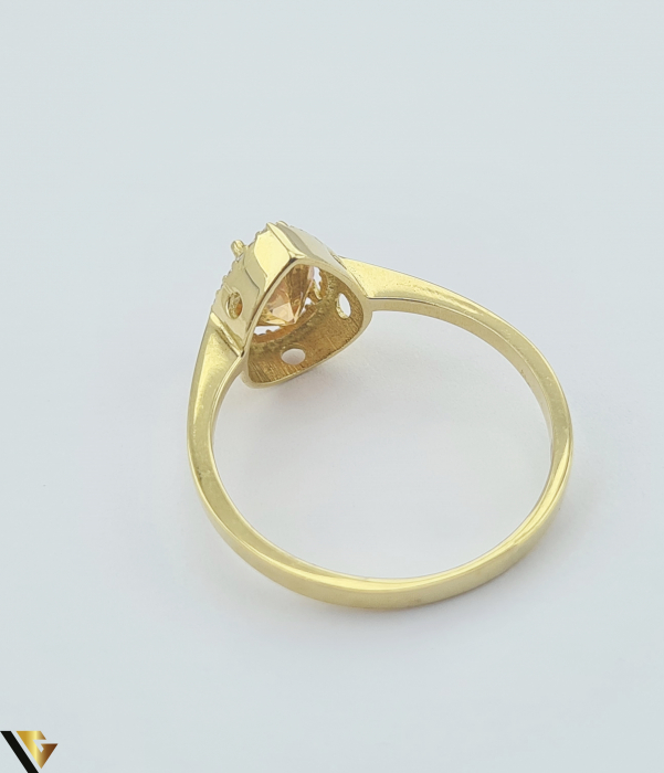 Inel din aur 14k, 585 2.50 grame Latime inelului la partea superioara este de 10.5mm Diametrul inelului este de 18.3mm Masura standard RO:57 si UE: 17 Cristale de zirconiu Marcaj cu titlul "585" Locatie Harlau     . [3]