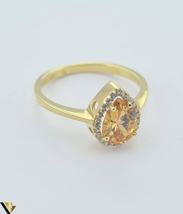 Inel din aur 14k, 585 2.50 grame Latime inelului la partea superioara este de 10.5mm Diametrul inelului este de 18.3mm Masura standard RO:57 si UE: 17 Cristale de zirconiu Marcaj cu titlul "585" Locatie Harlau     . [2]