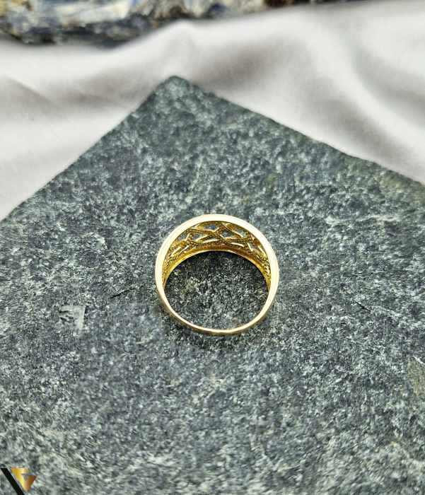 Inel din aur 14k Greutate: 2.45 grame Diametru: 17.25 mm Masura standard: RO 54 (circumferinta)/UE 14 Latime superioara: 10.30 mm Marcaj/Titlu: "585" Locatie: Podu Iloaiei 0728083344 [3]