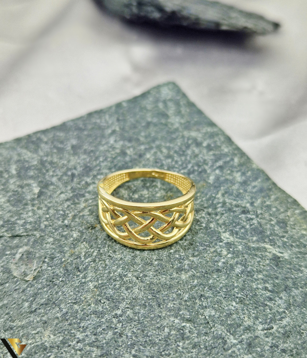 Inel din aur 14k Greutate: 2.45 grame Diametru: 17.25 mm Masura standard: RO 54 (circumferinta)/UE 14 Latime superioara: 10.30 mm Marcaj/Titlu: "585" Locatie: Podu Iloaiei 0728083344 [2]