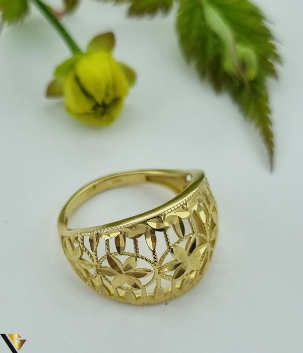 Inel  aur 14k Greutate: 2.59 grame Latime maxima superioara 14.00mm Diametrul inelului este de 17.50 mm Masura UE: 15 si RO: 55 (circumferinta) Marcaj / titlul "585" Locatie: Harlau  0723 353 111 [2]