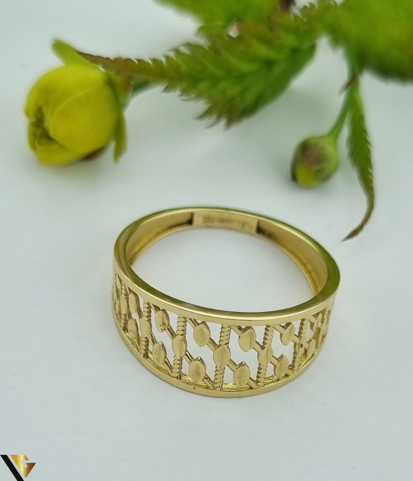 Inel  aur 14k Greutate: 1.82 grame Latime maxima superioara 9.12mm Diametrul inelului este de 18.30 mm Masura UE: 17.50 si RO: 57.50 (circumferinta) Marcaj / titlul "585" Locatie: Harlau  0723 353 111 [2]
