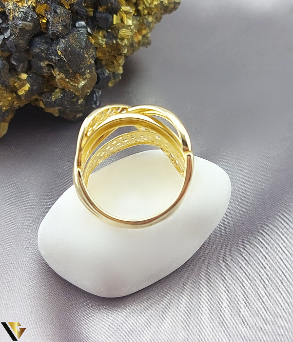 Inel din aur 14K, 585 , decupat, impletit, lat, masiv, aur galbe, aur alb Inel din aur 14K, 585 Latimea maxima este de 18 mm  Stare: Produs nou Marcaj cu titlul "585" [3]