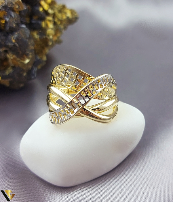Inel din aur 14K, 585 , decupat, impletit, lat, masiv, aur galbe, aur alb Inel din aur 14K, 585 Latimea maxima este de 18 mm  Stare: Produs nou Marcaj cu titlul "585" [2]