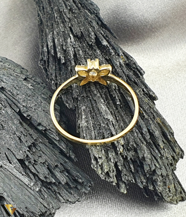 Inel aur 14k, Cristale de zirconiu Greutate: 1.54 grame Latime: 7 mm Diametru: 18.50 mm Masura: UE 17 / RO 57 (circumferinta) Marcaj /  titlu: "585" Locatie: Bacau Calea Marasesti Tel: 0756943079 [3]