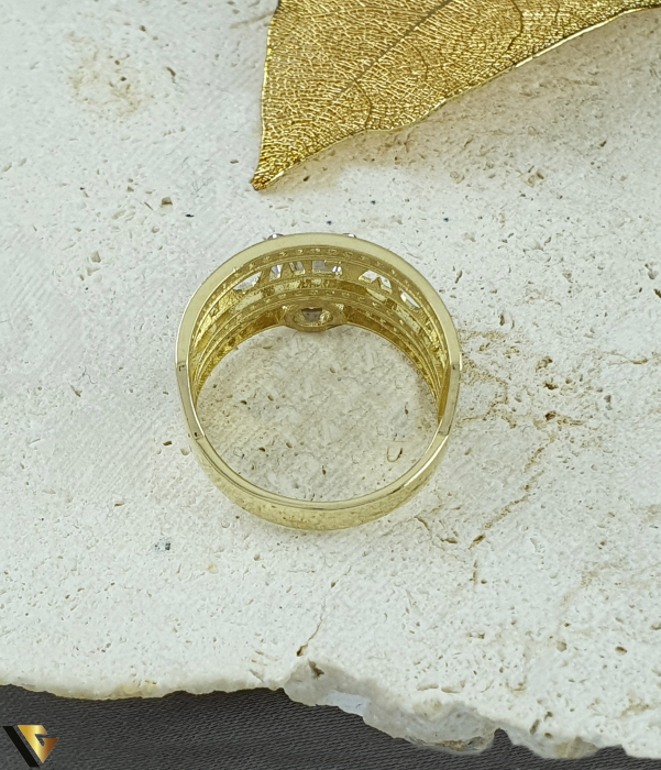 Inel aur 14k, Cristale de zirconiu Greutate: 5.16 grame Latime: 16 mm Diametru: 18 mm Masura: UE 17 / RO 57 (circumferinta) Marcaj /  titlu: "585" Locatie: Bacau Calea Marasesti Tel: 0756943079 [3]