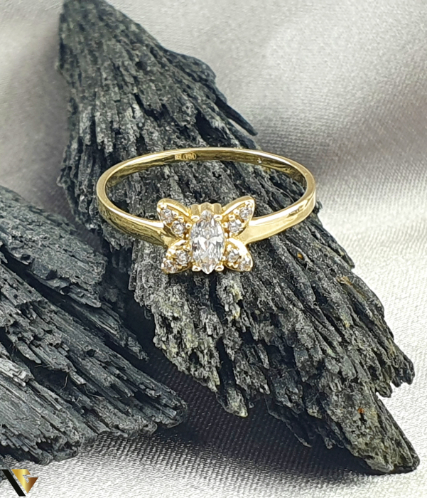 Inel aur 14k, Cristale de zirconiu Greutate: 1.54 grame Latime: 7 mm Diametru: 18.50 mm Masura: UE 17 / RO 57 (circumferinta) Marcaj /  titlu: "585" Locatie: Bacau Calea Marasesti Tel: 0756943079 [2]