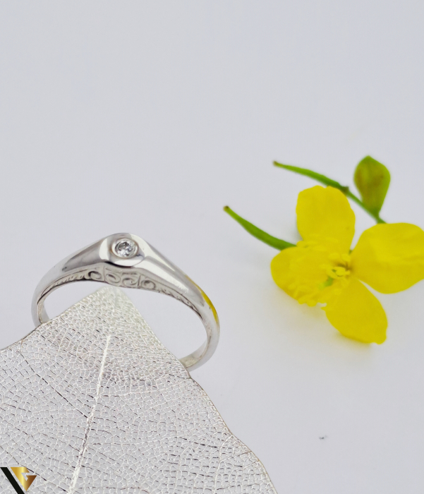Inel din aur 14 k Greutate: 1.75 gr Diamant  aprox. 0.03 ct Stralucire intensa, fara incluziuni vizibile Diametrul inelului este de 17.5 mm Masura UE: 15 si RO: 55 (circumferinta) Marcaj cu titlul "585" Stare: Pre-owned / Foarte buna Locatie :HARLAU  0723 353 111 [3]