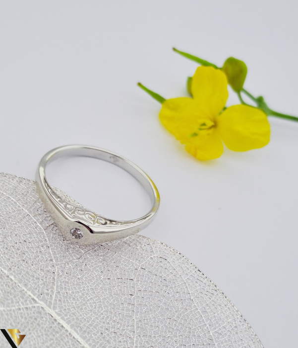 Inel din aur 14 k Greutate: 1.75 gr Diamant  aprox. 0.03 ct Stralucire intensa, fara incluziuni vizibile Diametrul inelului este de 17.5 mm Masura UE: 15 si RO: 55 (circumferinta) Marcaj cu titlul "585" Stare: Pre-owned / Foarte buna Locatie :HARLAU  0723 353 111 [2]