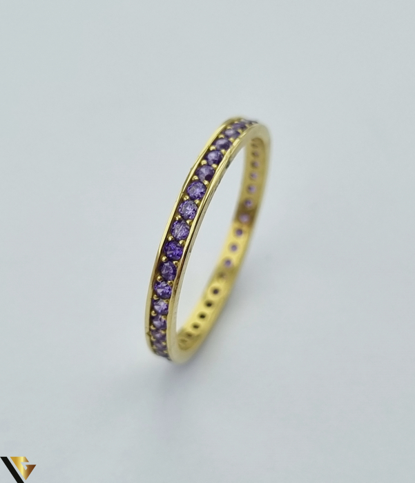 Inel din aur 14k, 585 1.60 grame Model "Eternity", avand cristale de zirconiu mov (1 mm), in monturi individuale Latimea maxima superioara este de 2.2 mm Diametrul inelului este de 19.2 mm Masura standard RO: 60 (circumferinta) / Masura UE: 20 Produs Nou Marcaj cu titlul "585" Locatie HARLAU [2]