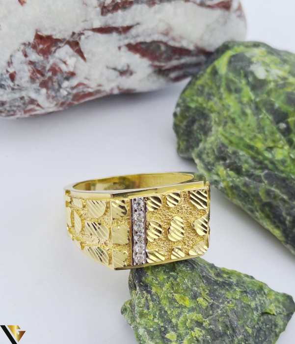 Inel din aur 14k Greutate: 6.15 grame Cristale de zirconiu Latime maxima superioara 12 mm Diametrul inelului este de 19 mm Masura UE: 20 si RO: 60 (circumferinta) Marcaj cu titlul "585" Locatie Harlau : 0723 353 111 [2]