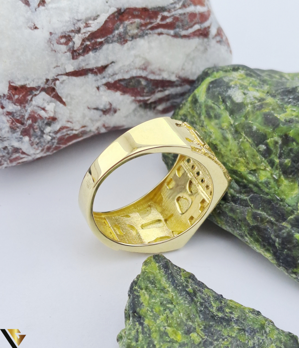 Inel din aur 14k Greutate: 6.15 grame Cristale de zirconiu Latime maxima superioara 12 mm Diametrul inelului este de 19 mm Masura UE: 20 si RO: 60 (circumferinta) Marcaj cu titlul "585" Locatie Harlau : 0723 353 111 [3]