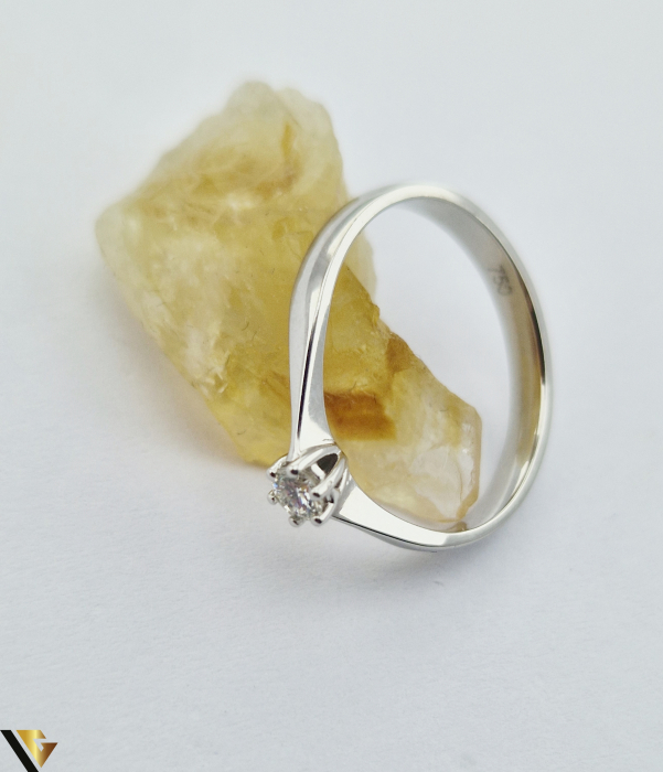 Inel din aur 18 k Greutate: 2.13 gr Diamant  aprox. 0.10 ct Stralucire intensa, fara incluziuni vizibile Diametrul inelului este de 17 mm Masura UE: 13 si RO: 53 (circumferinta) Marcaj cu titlul "750" Stare: Pre-owned / Foarte buna Locatie HARLAU Telefon: 0723353111 [3]