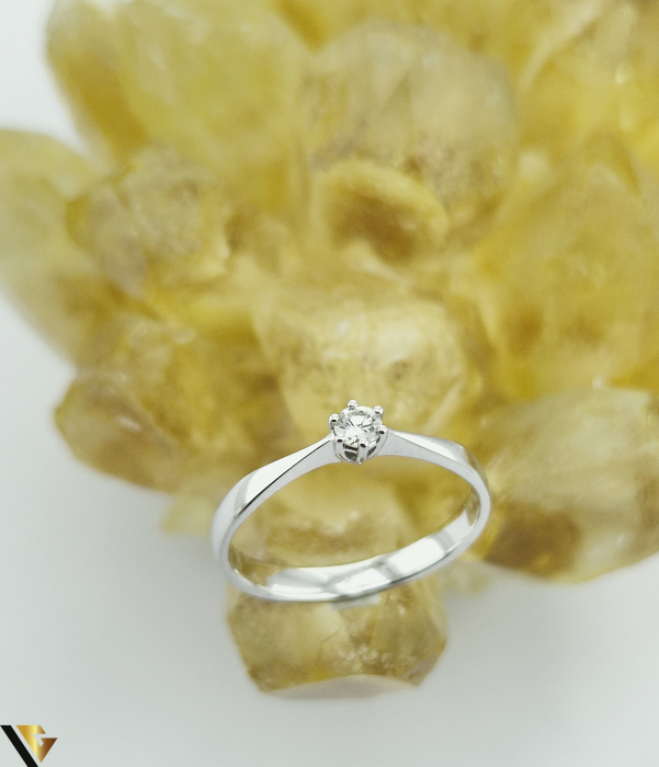 Inel din aur 18 k Greutate: 2.13 gr Diamant  aprox. 0.10 ct Stralucire intensa, fara incluziuni vizibile Diametrul inelului este de 17 mm Masura UE: 13 si RO: 53 (circumferinta) Marcaj cu titlul "750" Stare: Pre-owned / Foarte buna Locatie HARLAU Telefon: 0723353111 [2]