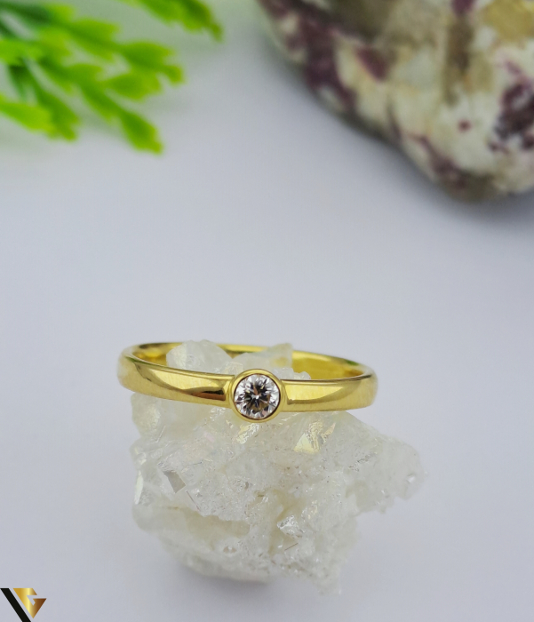 Inel din aur 18 k Greutate: 2.68 gr Diamant  aprox. 0.13 ct Stralucire intensa, fara incluziuni vizibile Diametrul inelului este de 17 mm Masura UE: 13 si RO: 53 (circumferinta) Marcaj/Titlu "750" Stare: Pre-owned / Foarte buna Locatie :HARLAU  0723 353 111 [2]