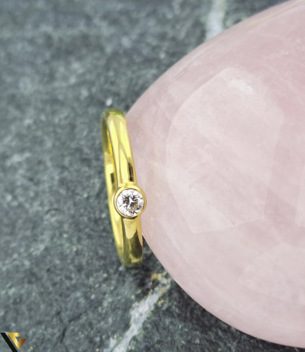 Inel din aur 18 k Greutate: 2.68 gr Diamant  aprox. 0.13 ct Stralucire intensa, fara incluziuni vizibile Diametrul inelului este de 17 mm Masura UE: 13 si RO: 53 (circumferinta) Marcaj/Titlu "750" Stare: Pre-owned / Foarte buna Locatie :HARLAU  0723 353 111 [3]