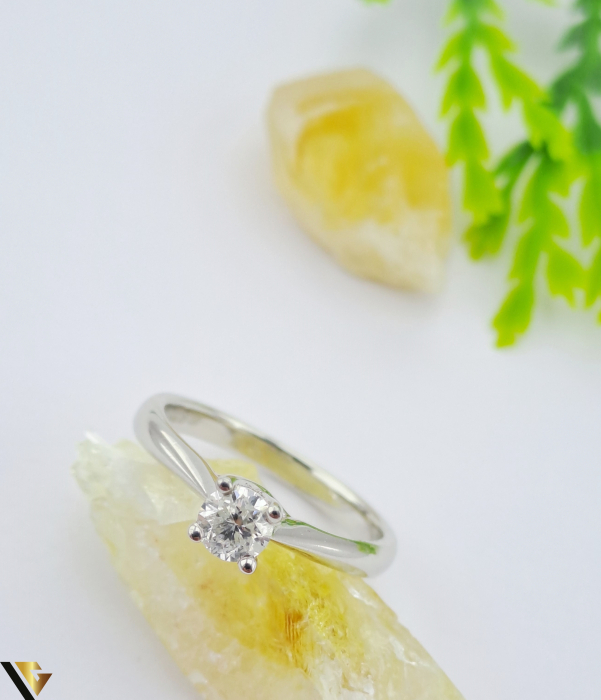 Inel din aur 18 k Greutate: 2.63 gr Diamant  aprox. 0.25 ct Stralucire intensa, fara incluziuni vizibile Diametrul inelului este de 15.80 mm Masura UE: 9 si RO: 49 (circumferinta) Marcaj/Titlu "750" Stare: Pre-owned / Foarte buna Locatie :HARLAU  0723 353 111 [2]