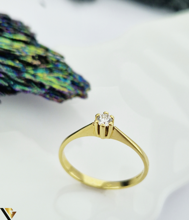 Inel din aur 18 k Greutate: 2.11 gr Diamant de aprox. 0.15 ct Stralucire intensa, fara incluziuni vizibile Diametrul inelului este de 17.80 mm Masura UE: 16 si RO: 56 (circumferinta) Marcaj cu titlul "750" Stare: Pre-owned / Foarte buna Locatie HARLAU Telefon: 0723353111 [2]
