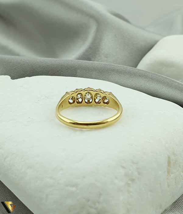 Inel din aur 18 k Greutate: 3.33 gr Diamant  aprox. 0.50 ct Inelul este o piesă elegantă, cu un design rafinat, decorat cu diamante ,,Old Cut", cu o culoare usor galbuie. Marcajele de pe inel includ coroana, scutul și litera „f”, confirmant autenticitatea aurului, zona de provenienta (Londra) si anul fabricarii, 1901. Diametrul inelului este de 17 mm Masura UE: 13 si RO: 53 (circumferinta) Marcaj/Titlu "750" Locatie: Iasi 0770909119 ***** [2]