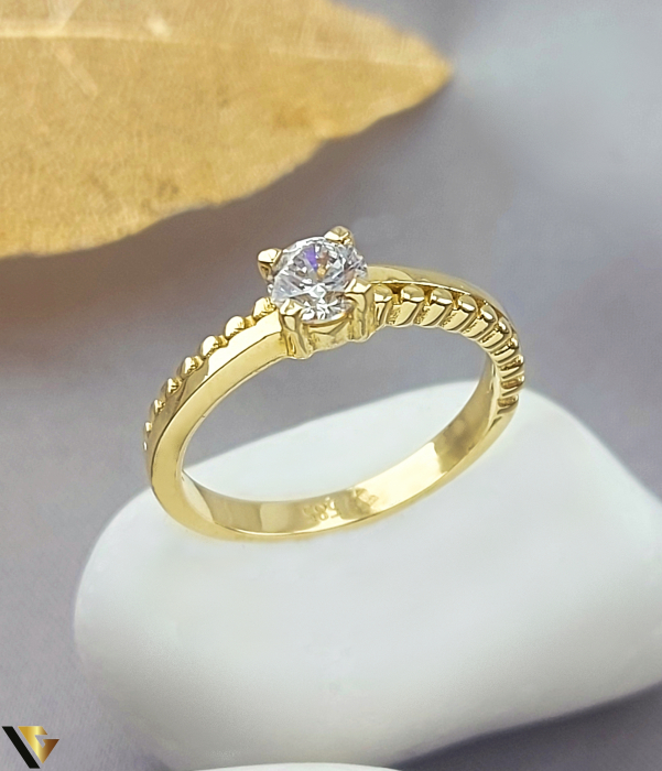 Inel aur 14K, Cristal de zirconiu, logodna, elegant Greutate: 3.28 grame Latime: 5 mm Diametru: 17.3 mm Masura: UE 15 /  RO 55 (circumferinta) Marcaj / titlu: "585" Locatie: Bacau Calea Republicii Telefon: 0758108978 [1]
