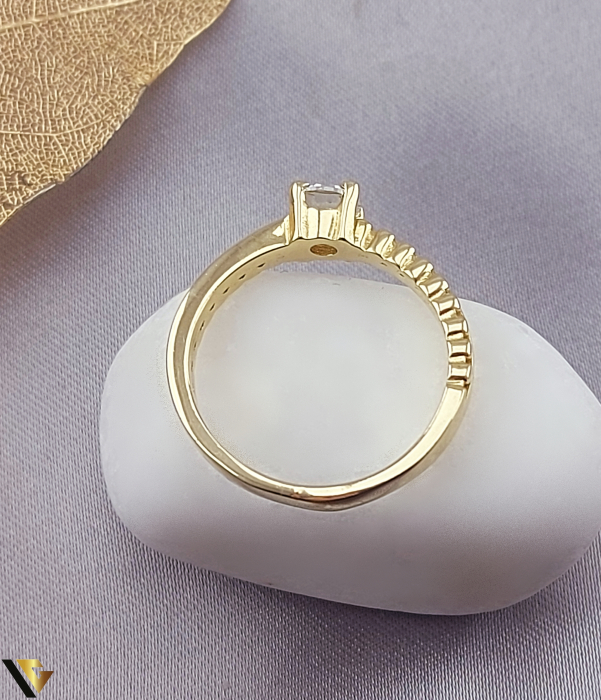 Inel aur 14K, Cristal de zirconiu, logodna, elegant Greutate: 3.28 grame Latime: 5 mm Diametru: 17.3 mm Masura: UE 15 /  RO 55 (circumferinta) Marcaj / titlu: "585" Locatie: Bacau Calea Republicii Telefon: 0758108978 [2]