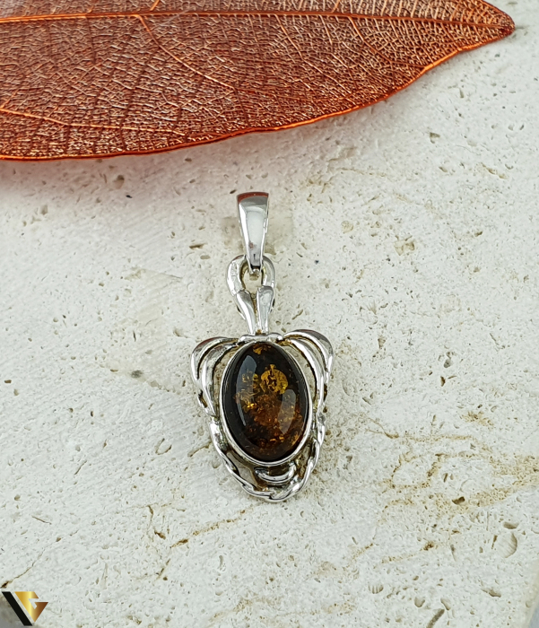 Pandantiv argint, Chihlimbar Greutate : 2.57 grame Lungime: 34 mm (cu anou) Latime: 16 mm Marcaj / Titlu: " 925 " Locatie: Bacau Calea Marasesti Tel:0756943079 [1]