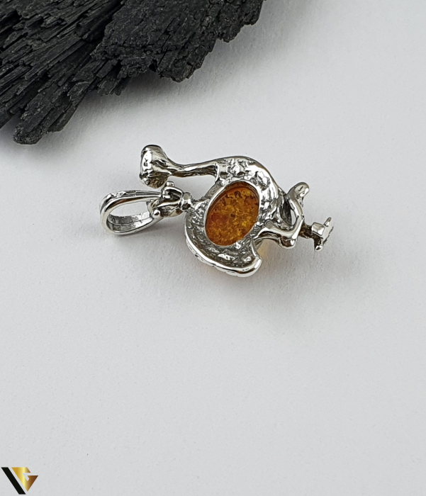 Pandantiv argint, Chihlimbar Greutate : 3.33 grame Lungime: 28 mm (cu anou) Latime: 18 mm Marcaj / Titlu: " 925 " Locatie: Bacau Calea Marasesti Tel:0756943079 [2]