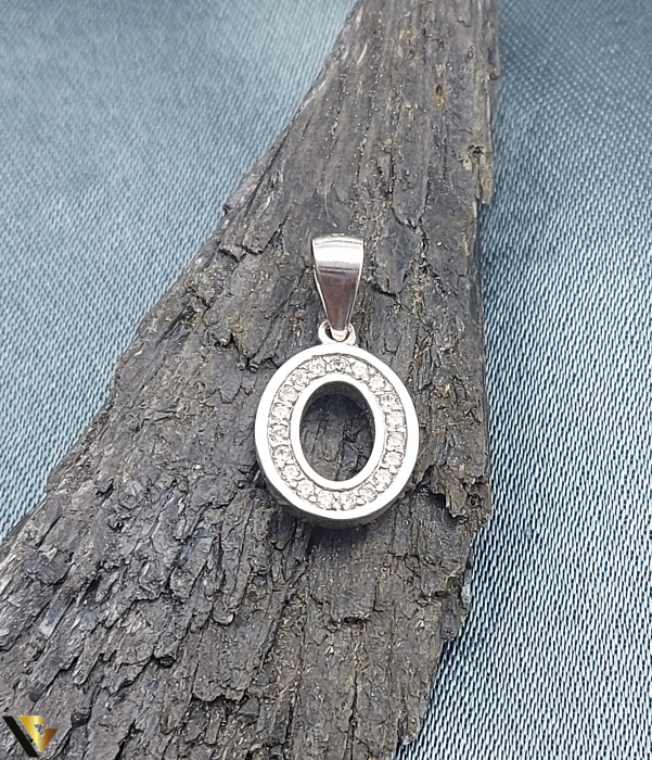 Pandantiv argint, Cristale de zirconiu LITERA O LITERE NUME INITIALA  Greutate: 1.16 grame Lungime: 18 mm Latime: 9 mm Marcaj / titlu: "925" Locatie: Bacau Calea Republicii Tel: 0758108978 [1]
