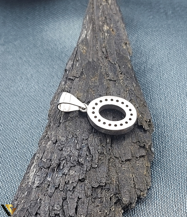 Pandantiv argint, Cristale de zirconiu LITERA O LITERE NUME INITIALA  Greutate: 1.16 grame Lungime: 18 mm Latime: 9 mm Marcaj / titlu: "925" Locatie: Bacau Calea Republicii Tel: 0758108978 [2]