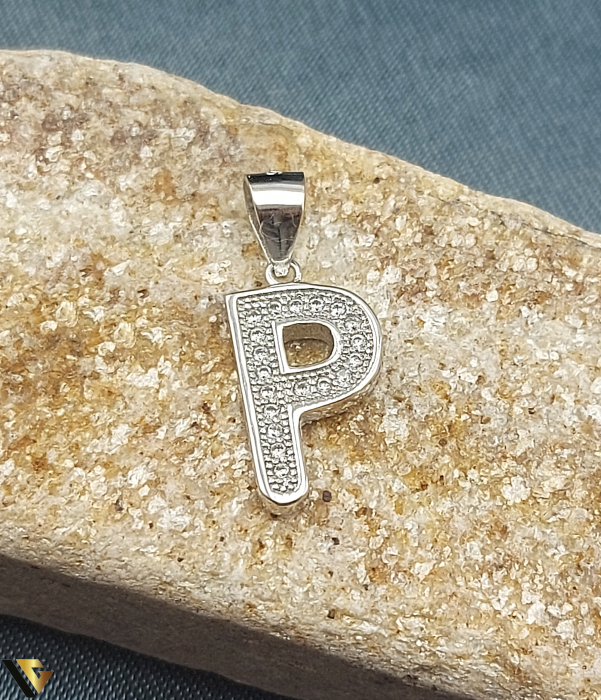 Pandantiv argint, Cristale de zirconiu Ltera, litera P, initiala Greutate: 1.52 grame Lungime: 22 mm Latime: 10 mm Marcaj / titlu: "925" Locatie: Bacau Calea Republicii Tel: 0758108978 [1]