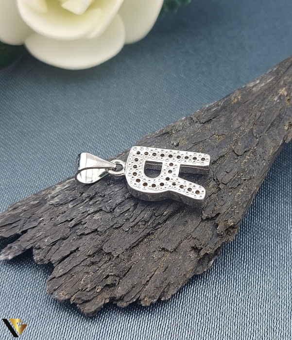 Pandantiv argint, Cristale de zirconiu, litera, litere, initiala R Greutate: 2.15 grame Lungime: 20 mm Latime: 10 mm Marcaj / titlu: "925" Locatie: Bacau Calea Republicii Tel: 0758108978 [2]