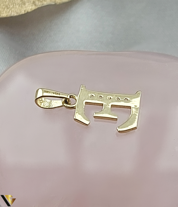 Pandantiv aur 14K, Cristale de zirconiu,Initiala, Litera E Greutate: 0.65 grame Lungime: 17 mm ( cu anou ) Latime: 8 mm Marcaj / titlu: "585" Locatie: Bacau Calea Republicii Tel: 0758108978 [2]