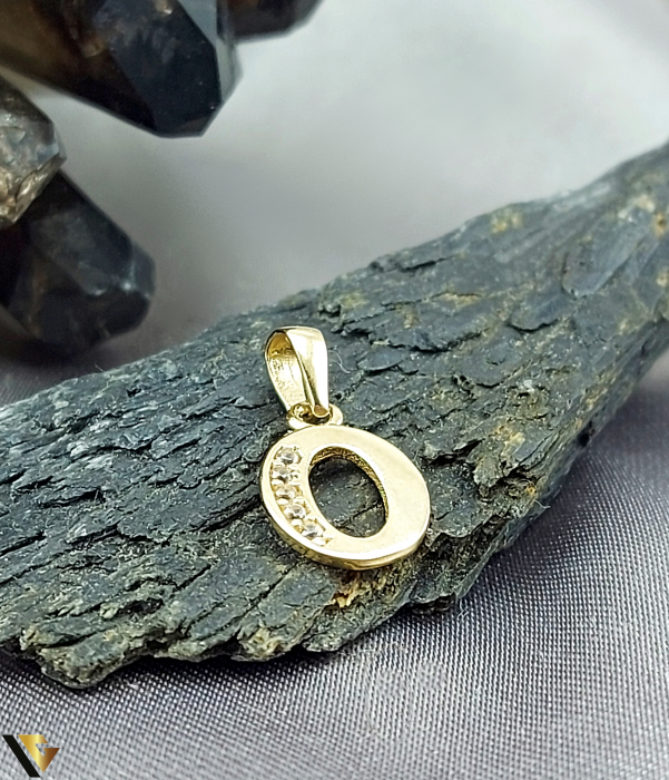 Pandantiv aur 14K, Cristale de zirconiu Greutate: 0.68 grame Lungime: 16 mm ( cu anou ) Latime: 8 mm Marcaj / titlu: "585" Locatie: Bacau Calea Republicii Tel: 0758108978 [1]