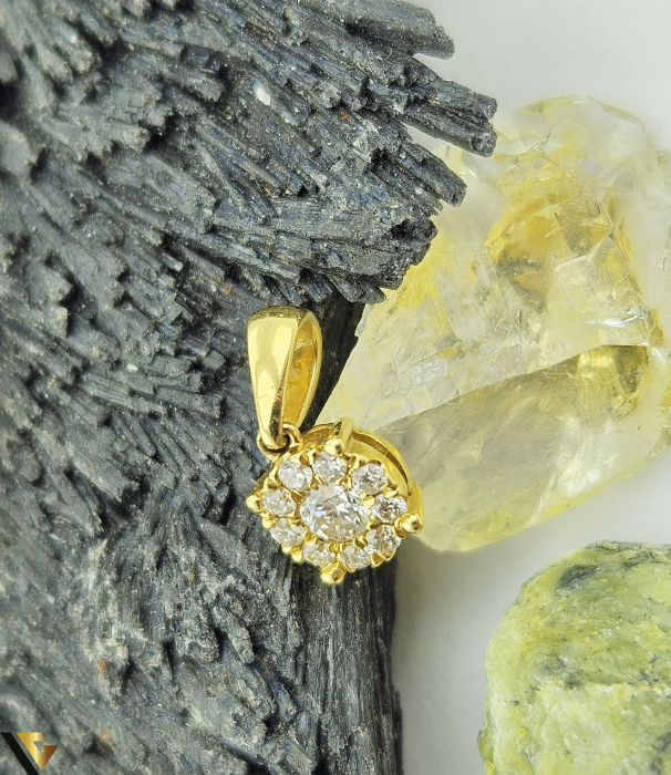 Pandantiv Aur 18K  Diamante naturale "Brilliant Cut", totalizand 0.17 ct Dimensiuni pandantiv (cu anou) : 11 mm / 5.3 mm  Marcaj cu titlul "750" Locatie:HARLAU 0723353111 [2]
